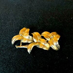 Vintage Gold Tone Floral brooch ￼